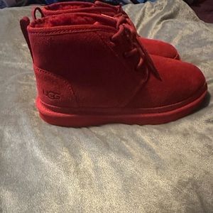 Ugg neumel size 5y red